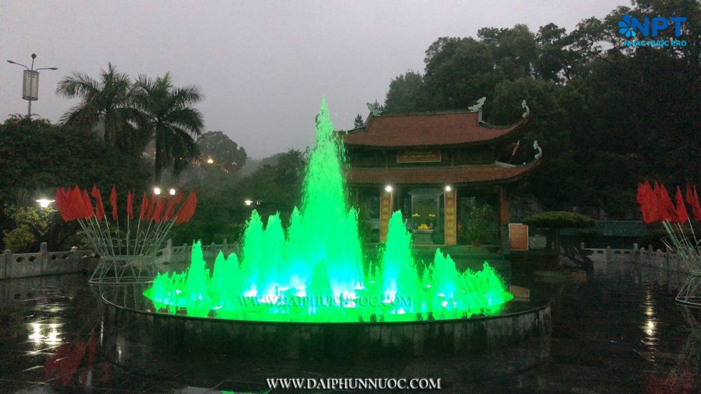 Đài phun nước Đền Cửa Ông – Quảng Ninh về đêm